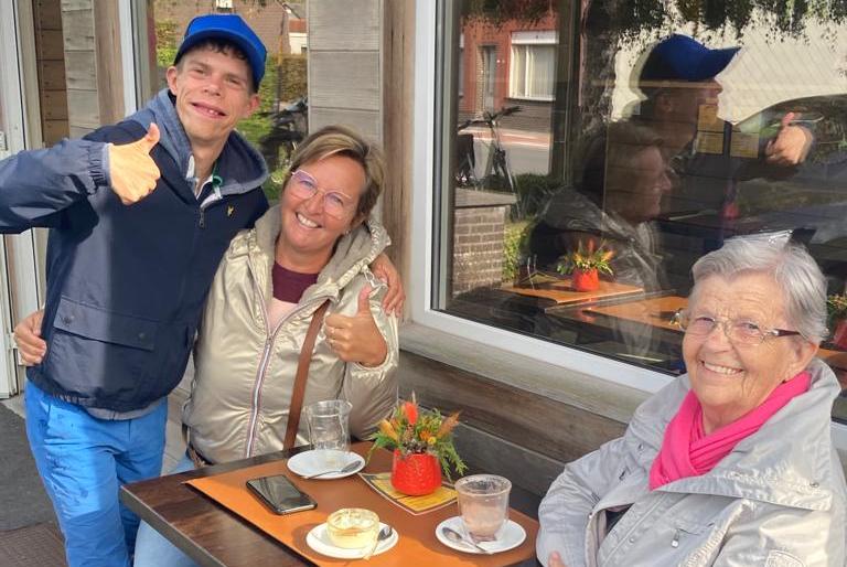 Baptiste samen met twee bezoekers