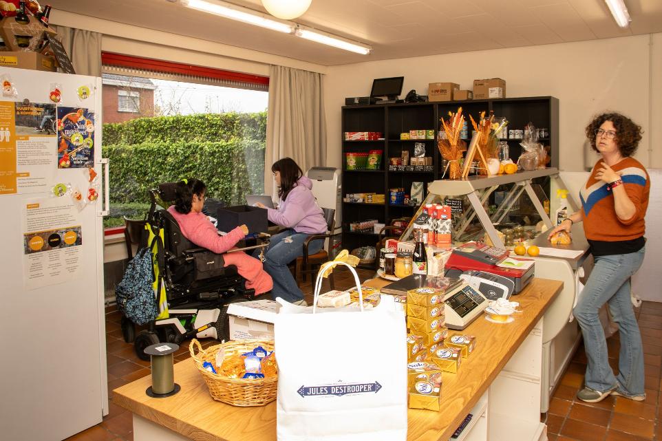 Medewerkers in buurtwinkel