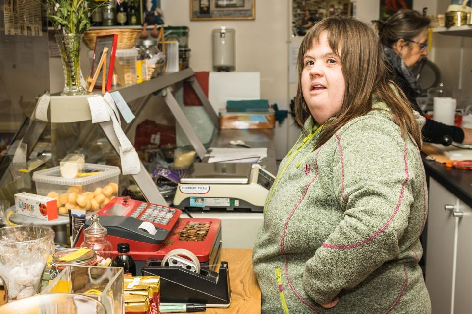 Winkel en koffiebar met medewerker in actie